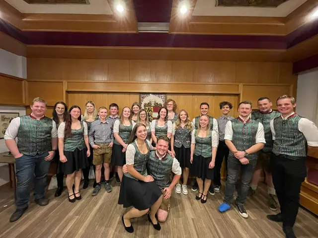 Die Mitglieder der Landjugend Ebene Reichenau mit Obmann Stefan Schmölzer und Leiterin Anna-Lena Huber freuen sich aufs Jubiläumsfest.  | Foto: LJ Ebene Reichenau