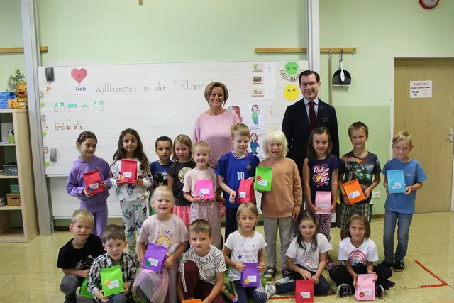 Bürgermeister Stefan Hofer und Pädagogin Birgit Schadl mit den Kindern der 1. Klasse der VS Turnau  | Foto:  Hanna Fladl