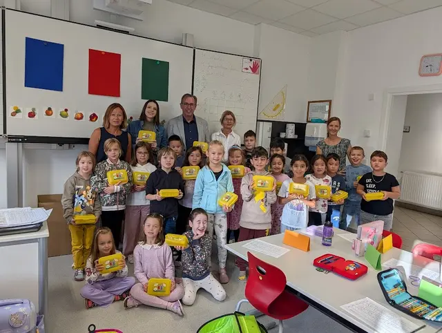 Die Erstklässler durften sich über neue Jausenboxen freuen. | Foto: Stadtamt Enns