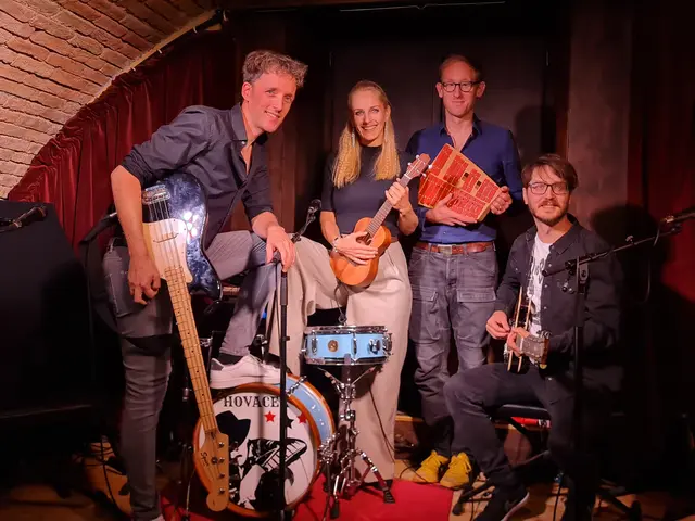 Die Hovacek-Tribute-Band, ("dem bissigen Wiener Song-Poeten") mit Oliver Timpe, Lisi Heller, Richard Schmetterer und Matthias Heller treffen mit ihren tiefsinnigen aber humorvollen Liedern genau den Punkt 