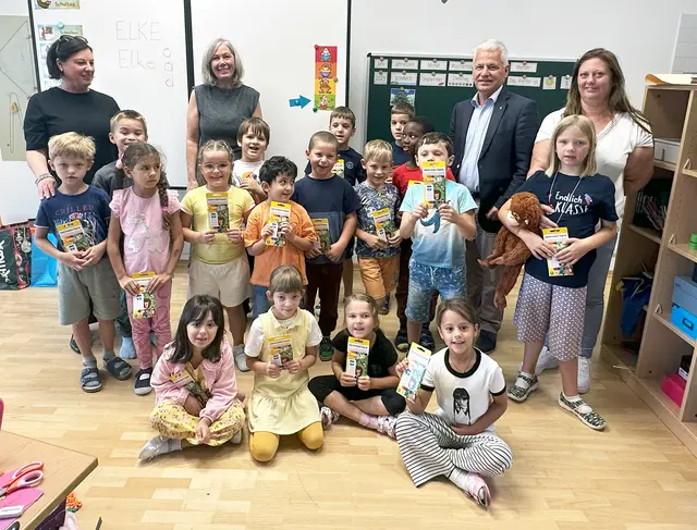 Bürgermeister Johann Zeiner, Direktorin Waltraud Hemm und Klassenlehrerin Elke Schwarz und Stützkraft Jennifer Lichtblau mit der 1b der Volksschule Südstadt. | Foto: Marktgemeinde Maria Enzersdorf
