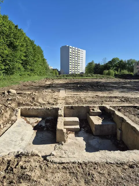 Während Bauarbeiten in der Mengerstraße wurden die Fundamente eines ehemaligen NS-Arbeitslagers entdeckt. | Foto: Linzplus