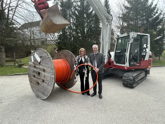 Kasser als Breitbandinitator für ländliche Regionen im Bezirk Amstetten: Landeshauptfrau Johanna Mikl-Leitner und GDA-Obmann Anton Kasser gaben den Startschuss für den Glasfaserausbau für den ländlichen Raum in 17 Gemeinden. | Foto: Dietl-Schuller