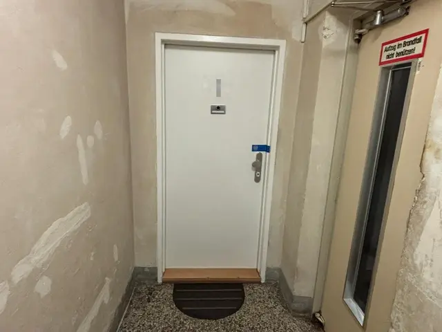 Die Polizei nennt neue Details zu den Ereignissen, die sich hinter dieser Tür am Mittwochabend abgespielt haben. | Foto: Johannes Reiterits/MeinBezirk