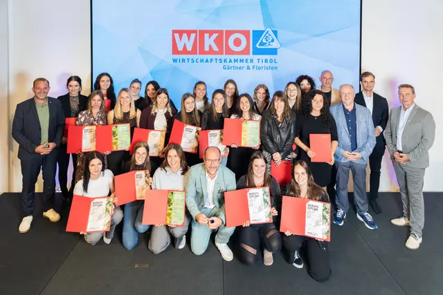 Mit den ausgezeichneten Nachwuchs-Fachkräften freuten sich unter anderem Landesrat Mario Gerber, WK-Fachkräftekoordinator David Narr (l.), Innungsmeister Joser Norz (3.v.r.) und Spartenobmann Franz Jirka (r.).  | Foto: WK Tirol / Markus Krapf 