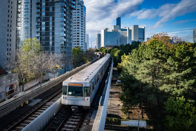 In der Donaustadt verkehrt die Linie U1 oberirdisch. Am Freitag blieb ein Lastwagen unter der Trasse stecken. Der Betrieb der roten Öffi-Linie musste daraufhin eingestellt werden. (Archiv) | Foto:  Wien Energie/Tobias Holzer