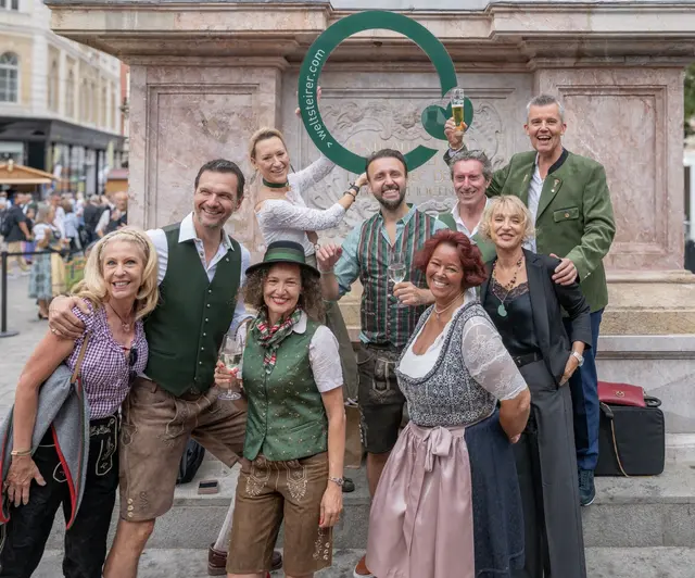 Weltsteirer-Geschäftsführerin Nicole Prutsch und Obmann Markus Tomaschitz waren mit Ingo Bräunlich (London), Claudia Schneeweiss und Martial Maugest-Schneeweiß (Paris), Edgar Russ und Elena Russ-Mombelli (Italien) sowie mit Melanie Tomaschitz (USA) und Gabriele Schenk (Schweiz) beim Aufsteirern 2025 in Graz dabei.  | Foto: Rene Strasser