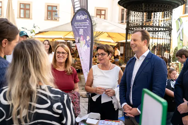 "Das Miteinander, das hier gelebt wird, sollte für das Gesundheitssystem beispielgebend sein", sagt Gesundheitslandesrat Karlheinz Kornhäusl beim Austausch mit Gesundheitsstaatssekretärin Ulrike Königsberger-Ludwig und Gesundheitslandesrätin Beate Prettner (Kärnten).  | Foto: Jakob Grill