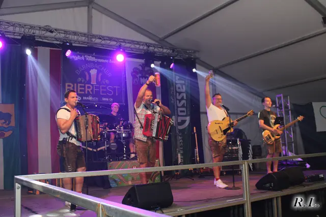 Nicht zum ersten Mal stehen die Krochledern beim Bierfest auf der Bühne. | Foto: Lederer