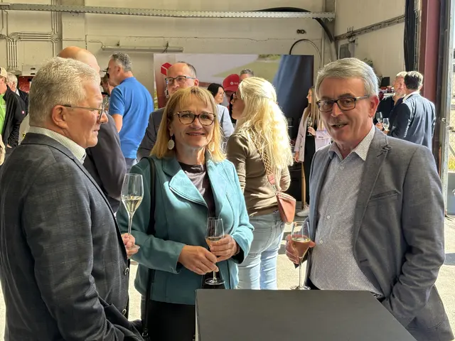 Vizebürgermeister Hermann Lauter, Bürgermeisterin Anette Töpfl und Gerhard Adamowitsch bei der Eröffnung | Foto: Daniel Schmidt