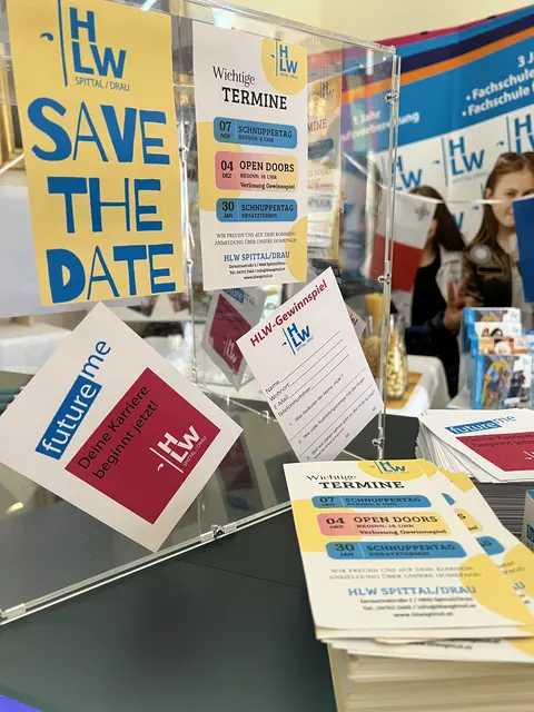 LEGENDÄR! Das HLW-Bildungsgewinnspiel ist ein Magnet für die Jugendlichen. Wer den Mopedführerschein und weiteren tollen Sachpreise gewinnt, wissen wir am Tag der offenen Tür (OPEN DOORS) am 4. Dezember um 19 Uhr! | Foto: (c) hlwspittal 2025, mediateam