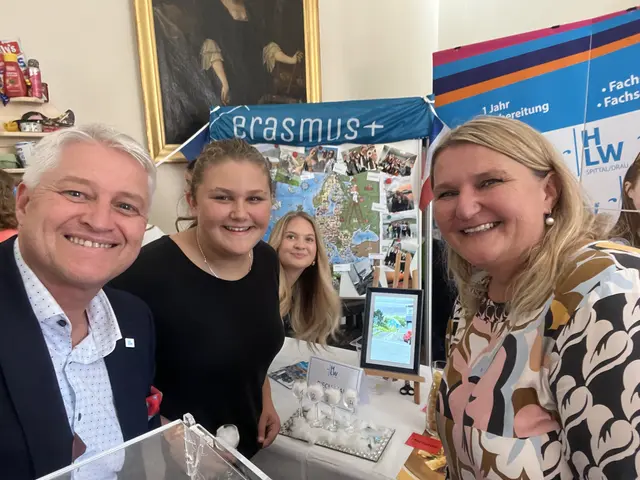 bestanden: die Riechprobe haben wir erledigt - nun geht es für die Tochter von Frau Katschnig zum Gewinnspiel und Termineintrag für 7.11. - Kennenlerntag an der HLW.  | Foto: (c) hlwspittal 2025, mediateam