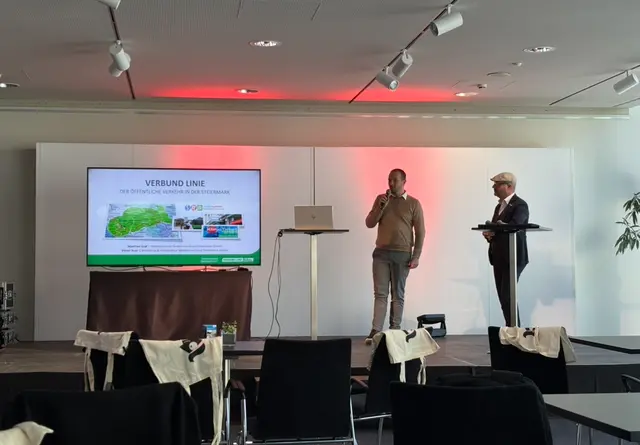 Manfred Graf und Viktor Auer erzählten, wie Busfahren barrierefreier gestaltet wird.  | Foto: Mein Bezirk / Leonie Herrmann