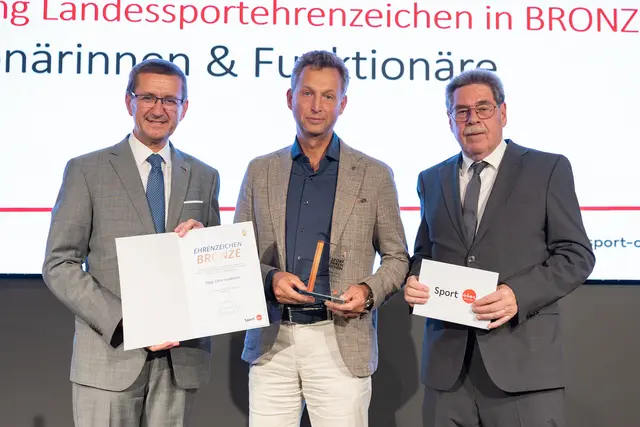 Otto Leodolter durfte sich über das Sportehrenzeichen in Bronze freuen. | Foto: Land OÖ/Margot Haag