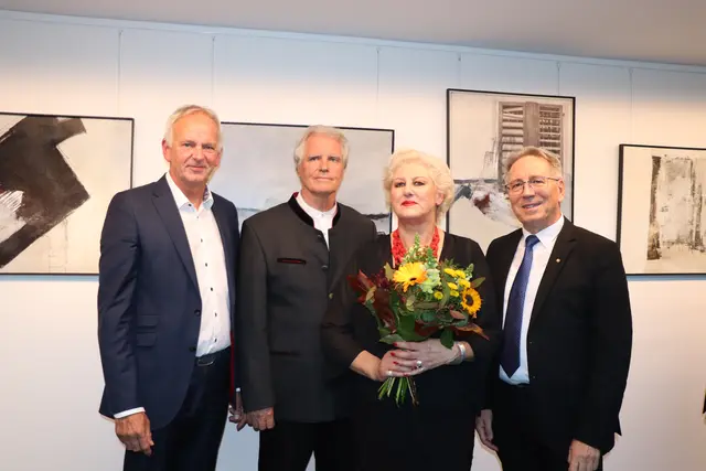 VD Sparkasse Kufstein Klaus Felderer, Kunstkurator Hans Peter Gruber, Künstlerin Gitti Horngacher und Bürgermeister Martin Krumschnabel (v.l.) bei der Vernissage am 18. September. | Foto: Christiane Nimpf