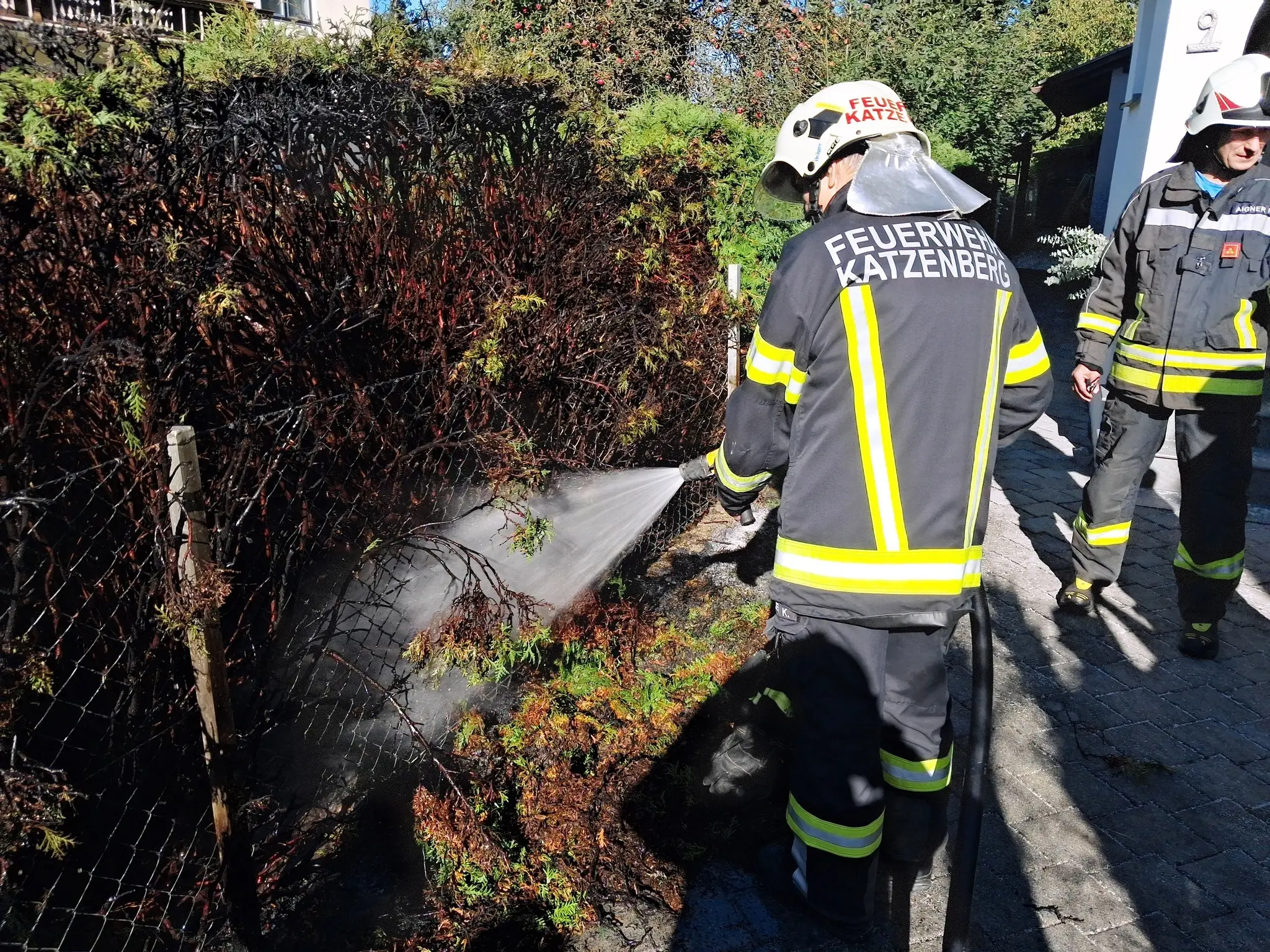 Thujenhecke-fing-in-Kirchdorf-am-Inn-Feuer
