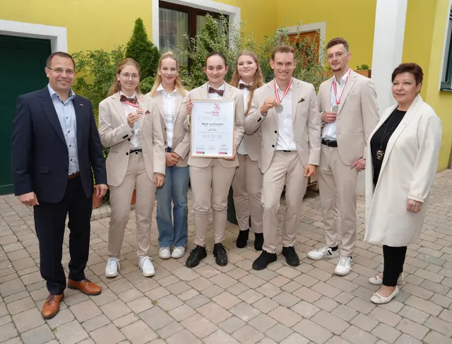Wirtschaftskammerpräsident Meister Andreas Wirth, Annika Fürst, Katharina Eöry, Alina Ohr, Vanessa Strohmayer (erfolgreich teilgenommen), René Lachmann, Maximilian Schupp und Wirtschaftskammer-Vizepräsidentin Herta Walits-Guttmann | Foto: WKB