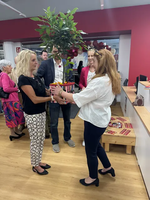 Für Bürgermeisterin Andrea Heinrich (rechts), die auch Leiterin der Stadtbibliothek ist, gab es ein Geschenk zur Eröffnung. | Foto: MeinBezirk/Bianca Mader