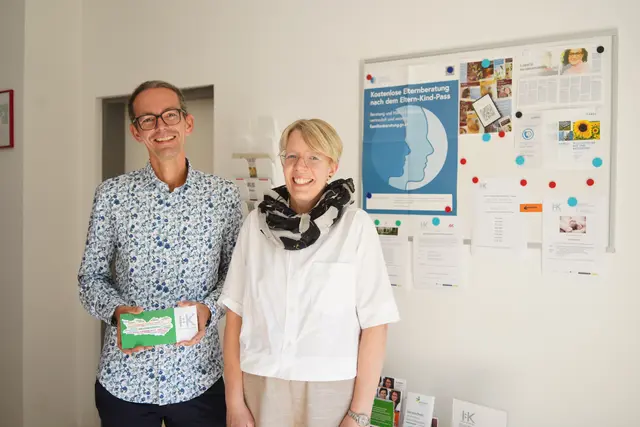 Birgit Bierbaumer, Leiterin von Inklusion Kärnten, mit Andreas Mühlberger in der Villacher Beratungsstelle.  | Foto: Birgit Gehrke