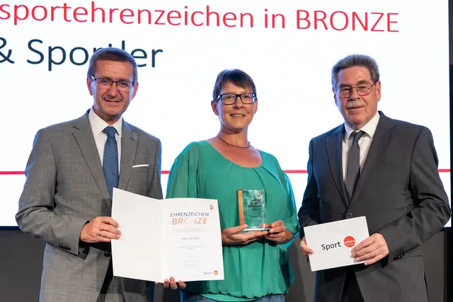 Bogenschützin Irene Sumper von Askö Luftenberg wurde von Landesrat Markus Achleitner (links) und Karl Winkler, Vorsitzender der Landessportorganisation, geehrt. | Foto: Land OÖ/Margot Haag