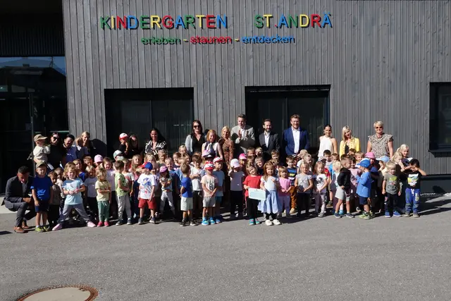 Die Auszeichnungstafel wurde dem Kindergarten heute feierlich verliehen | Foto: MeinBezirk - Erwin Schaflechner (80)
