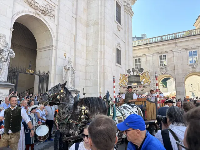 Traditionell mit Salutschüssen, Angelusläuten, der Salzburger Bürgergarde, Bierkutsche und Bieranstich wurde am heutigen Freitag der 48. Rupertikirtag in der Stadt Salzburg eröffnet. | Foto: Schrofner