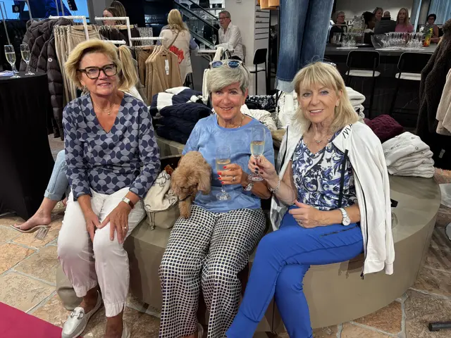 In der ersten Reihe bei der Modenschau und ein Gläschen Sekt - so lässt es sich aushalten! | Foto: Zezula