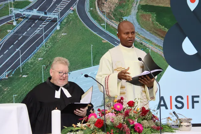 Die Segnung der Straße nahmen der evangelische Pfarrer Michael Rech (links) und sein katholischer Kollege Remigius Okafor vor. | Foto: Martin Wurglits