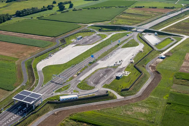 Knapp vor der Staatsgrenze liegen einander gegenüber die beiden Parkplätze Heiligenkreuz (links) und Mogersdorf (rechts). | Foto: Langhans