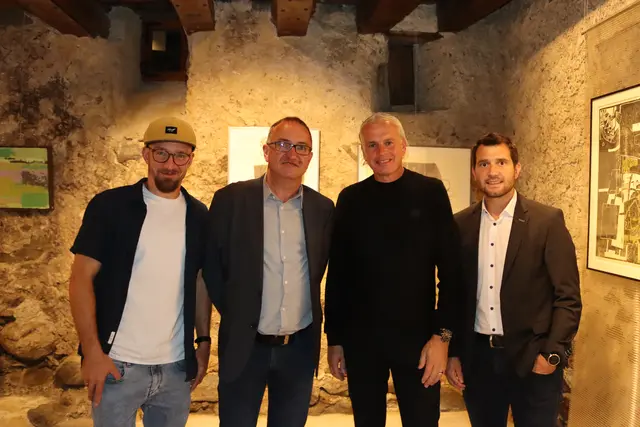Hannes Meraner, Karl Lang, Markus Spiß (der Bruder des ausstellenden Künstlers) und der Fließer Bürgermeister Alexander Jäger im Gespräch.  | Foto: Elisabeth Zangerl