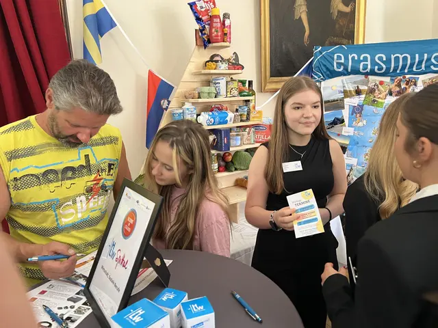 informieren - beraten - spielen - gewinnen, das ist die Devise nach der Information über das tolle Ausbildungsangebot der Schule - einmal links - einmal rechts - die HLW Schüler sind fest im Einsatz! | Foto: (c) hlwspittal 2025, mediateam