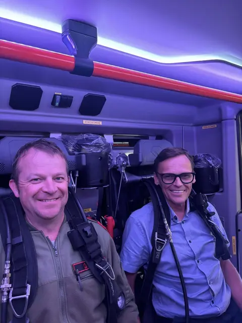 Feuerwehrkommandant Simon Gatt und Bgm. Martin Wegscheider beim Probesitzen im neuen Feuerwehrauto. | Foto: FF Tulfes