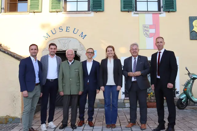 Vizebürgermeister Michael Baumgartner, Stadtrat Philipp Strutz, Prof. Roland Adunka, TIAG-Vorstands-Mitglied Stefan Greimel, Prof. Laetitia Spetschinsky, Bürgermeister Walter Zemrosser und Prof. Pascal Nicolay
 | Foto: Stadtgemeinde Althofen