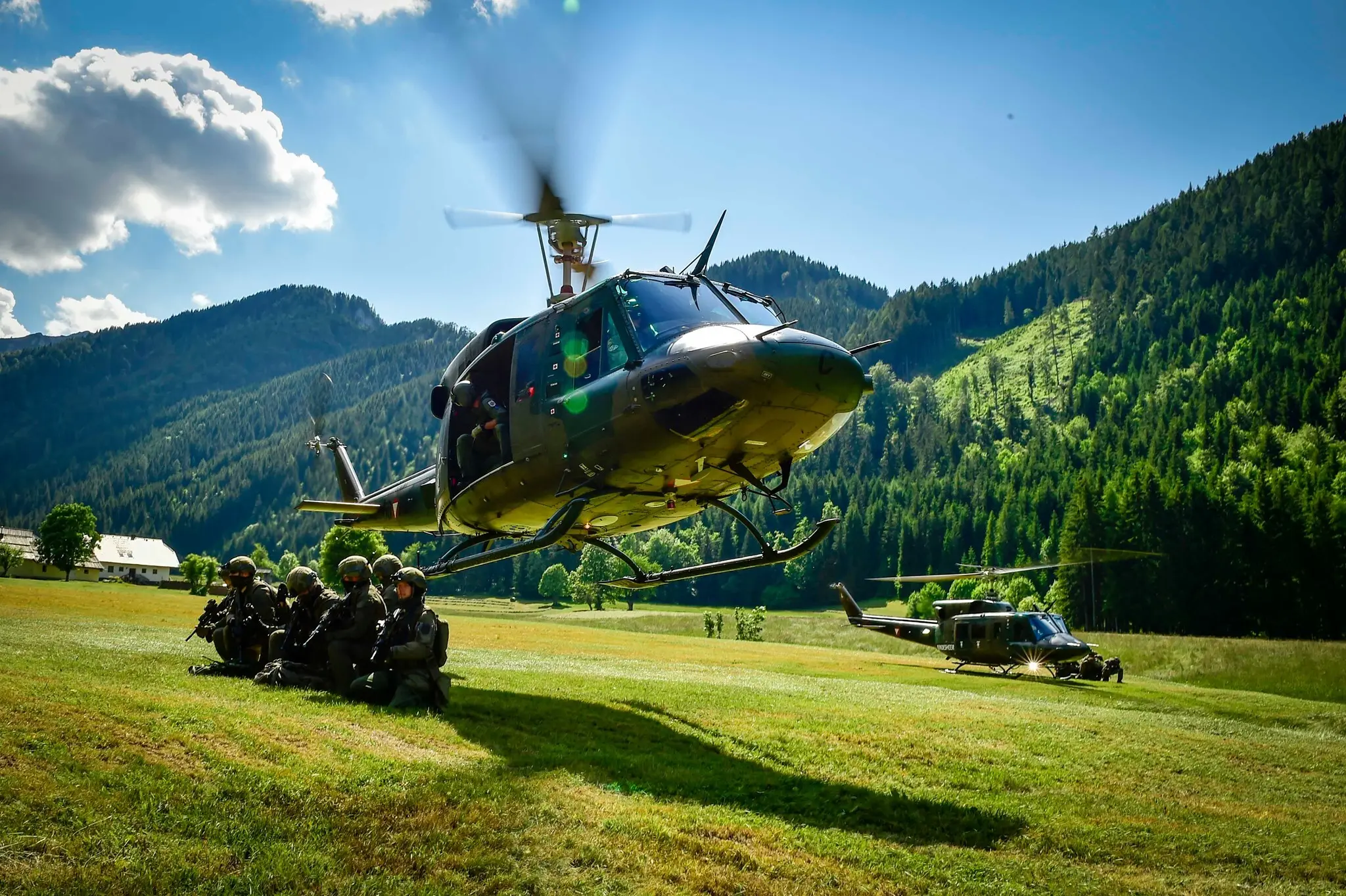 Soldaten-in-K-rnten-ben-mit-Hubschrauber