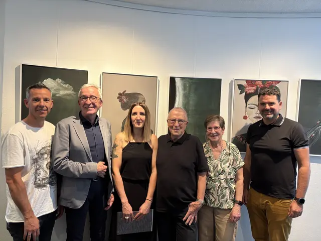 Gemeinderat Patrick Rudig, Bürgermeister Herbert Mayer, Künstlerin Carina Köbele-Müllauer, Laudator Gerhard Müllauer, Künstlerin Veronika Tilg und Stadtrat Peter Vöhl, (v.l.).  | Foto: Elisabeth Zangerl