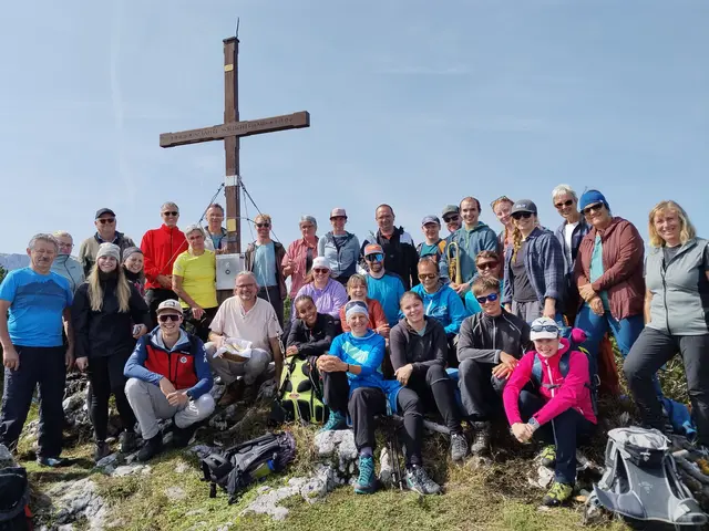 Bergmesse auf dem Zwölferkogel mit vielen "Gipfelsiegern".  | Foto: Peter Perstl