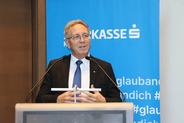 Bürgermeister Martin Krumschnabel hieß die Gäste herzlich willkommen und dankte der Künstlerin, ihre Werke in Kufstein zu zeigen. | Foto: Christiane Nimpf