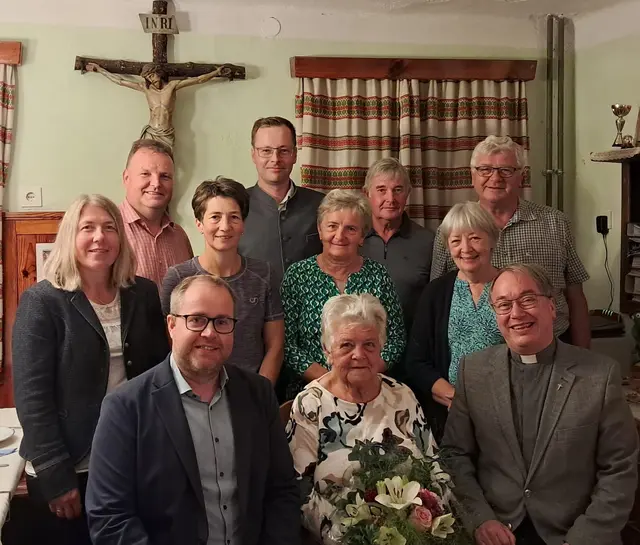 Frau Sonnleitner (vorne Mitte) bekam Blumen überreicht. | Foto: Marktgemeinde Wang