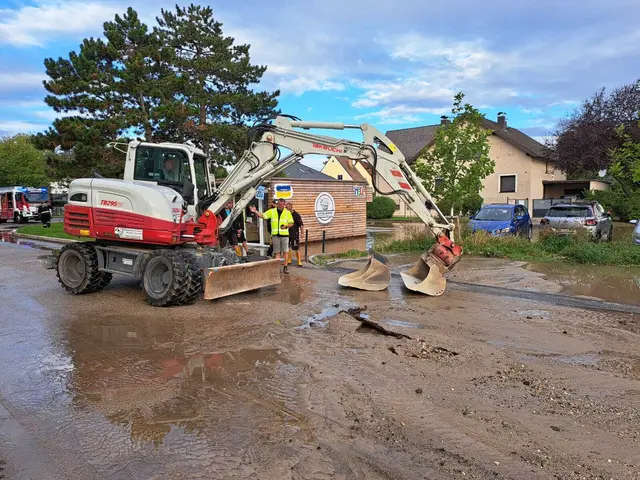 Auch der Bagger drohte im Schlammloch zu versinken. | Foto: Winkler, W. Hoffmann