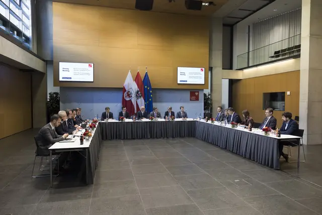 Im Großen Saal im Innsbrucker Landhaus standen die Verkehrslösungen im Fokus. | Foto: Land Tirol/Sedlak