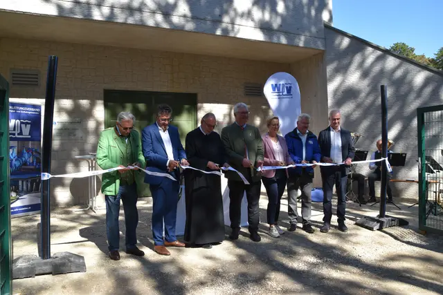 Offizielle Eröffnung der Hochbehälter des Wasserleitungsverbandes mit Ehrenobmann Franz Gartner, Bürgermeister Christian Flammer, Stadtpfarrer Stephan Holpfer, Obmann Christoph Kainz, Direktorin Sandra Akranidis-Knotzer, Wolfgang Hiltl und Direktor Wilhelm Balber. | Foto: Mirjam Preineder