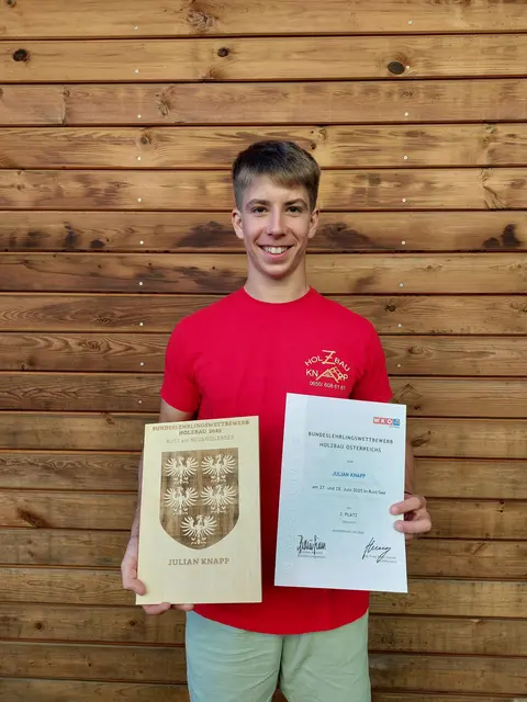 Julian Knapp mit seiner Urkunde vom Bundeslehrlingswettbewerb der Zimmerer | Foto: Holzbau Knapp