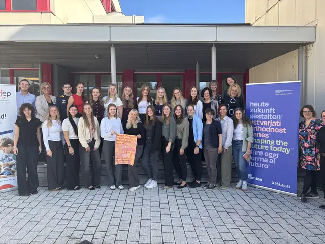 Schüler der BAfEP mit ihren Lehrpersonen, Direktorin und Wissenschaftlerinnen.