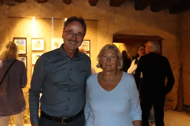 Dr. Walter und Dr. Verena Stefan stellen das Weiße Kreuz in Fließ u.a. für Ausstellungszwecke zur Verfügung.  | Foto: Elisabeth Zangerl