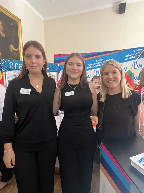 Teamplay: FLora und Jasmin (li.) von der 3AHW - Top Schülerbuddies! | Foto: (c) hlwspittal 2025, mediateam