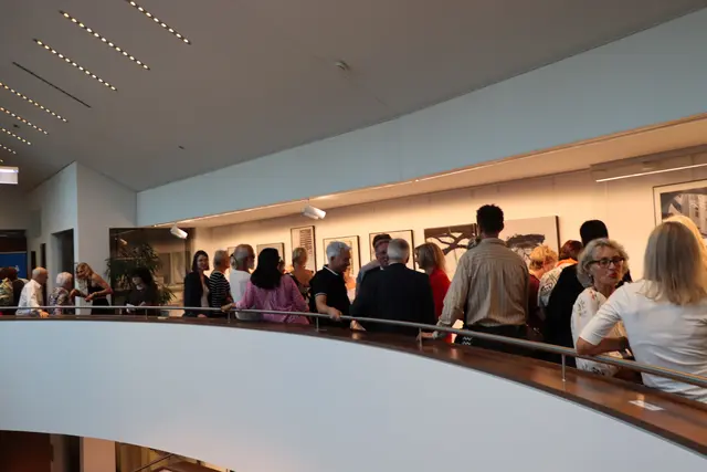 Viele kunstbegeisterte Gäste waren bei der offiziellen Eröffnung der Ausstellung dabei. | Foto: Christiane Nimpf