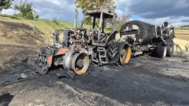 Der Traktor in Anzenberg wurde ein Raum der Flammen. | Foto: Feuerwehr Statzendorf