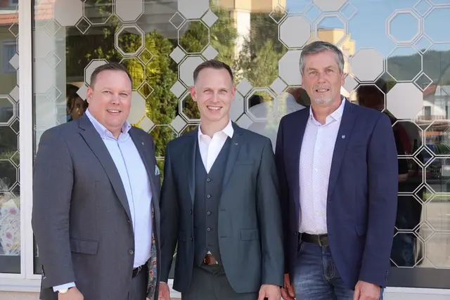 Stolz auf diesen Schritt: Merkur-Vorstandsmitglied Markus Spellmayer, Peter Stiegmaier und Bürgermeister Manfred Lenger. (v.l.) | Foto: Michael Blinzer