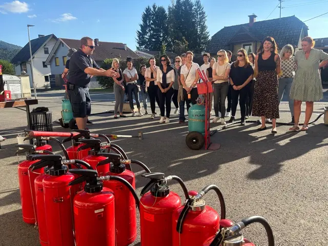 Im Rahmen der Auftaktveranstaltung bekam das Bimbulli-Team auch eine Brandschutzunterweisung. | Foto: Bimbulli GmbH