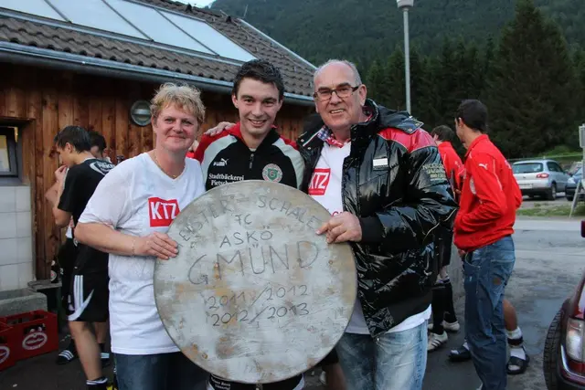 Obfrau Tamara Krammer führte ihren ASKÖ Gmünd zum Unterligameister 2013. Gemeinsam mit Dietmar Wassermann (r.) wird Topscorer Christian Preiml gratuliert | Foto: Krammer/KK